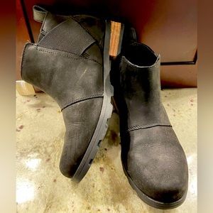 Like new- Sorel Chelsea waterproof boots